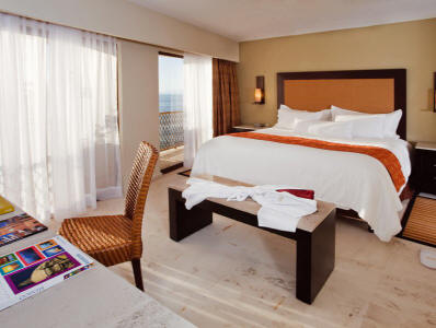 Habitación master suite con vistas al mar del hotel Barceló Puerto Vallarta